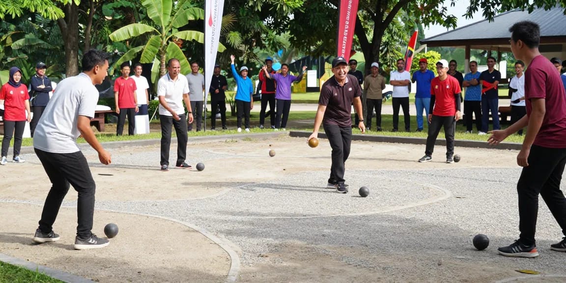 Petanque players in action at fopikotabalikpap.org outdoor event, showcasing community spirit and engagement.